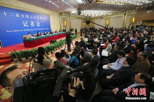 3月9日，十二届全国人大五次会议在北京梅地亚两会新闻中心举行记者会，邀请国务院国有资产监督管理委员会主任肖亚庆、副主任张喜武、副主任黄丹华和副秘书长、新闻发言人彭华岗就“国企改革”的相关问题回答中外记者的提问。<a target='_blank' href='http://www.chinanews.com/'>中新社</a>记者 泱波 摄