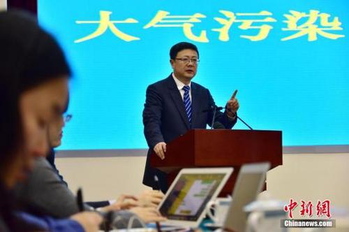 2017年1月6日晚，环保部部长陈吉宁主持召开大气污染防治媒体见面会，向记者们介绍大气污染防治相关问题，并回答了记者们的提问。<a target='_blank' href='http://www.chinanews.com/'>中新社</a>发 章轲 摄 图片来源：CNSPHOTO