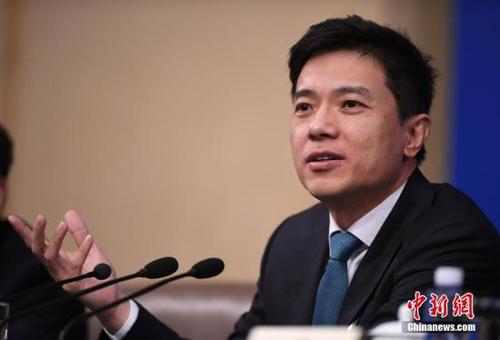 资料图 李彦宏回答记者提问。<a target='_blank' href='http://www.chinanews.com/'>中新社</a>记者 侯宇 摄