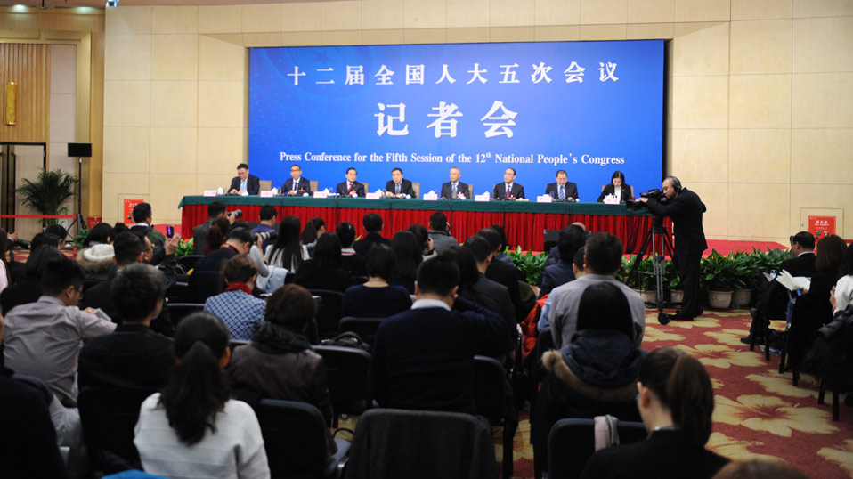 十二届全国人大五次会议记者会全国人大相关负责人就“人大监督工作”答记问