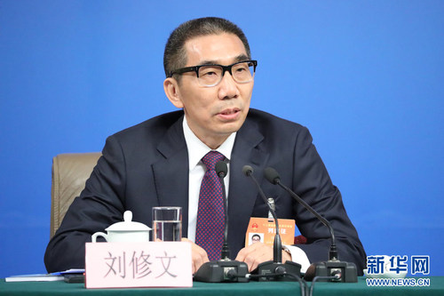 图为刘修文回答记者提问。新华网中国政府网 孙韬 摄
