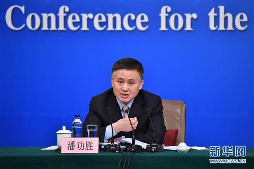 潘功胜在回答记者提问。