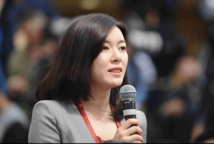 周小川：浮动汇率有利于经济调整 人民币没有持续贬值基础