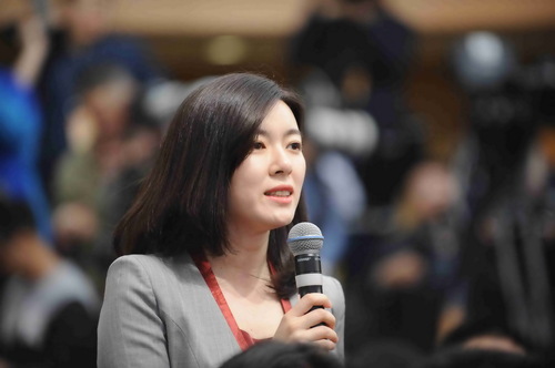 中央电视台记者提问。