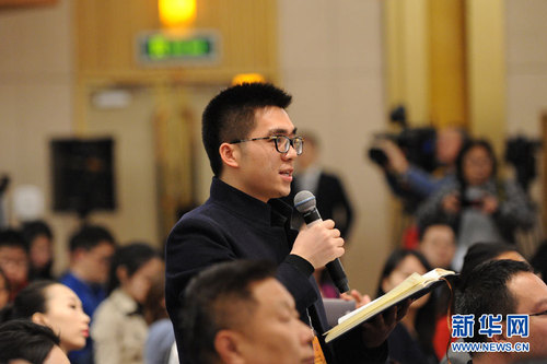 图为人民日报记者提问
