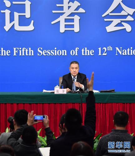 这是记者举手提问。新华社记者 李鑫 摄