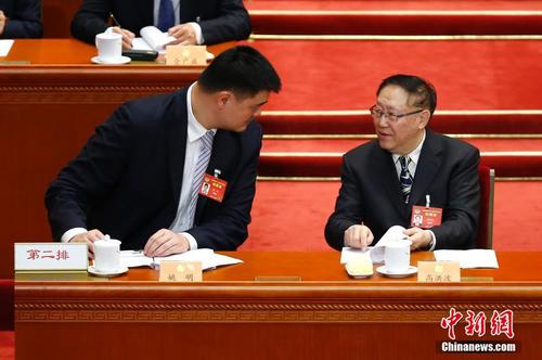 3月10日，全国政协十二届五次会议在北京人民大会堂举行第三次全体会议。会前姚明委员（左）与高洪波委员交谈。中新社记者 富田 摄