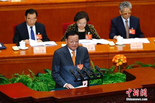 3月10日，全国政协十二届五次会议在北京人民大会堂举行第三次全体会议。图为刘长乐委员作《提高国民素质重在道德引导和法治规范》的发言。中新社记者 富田 摄