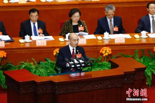 3月10日，全国政协十二届五次会议在北京人民大会堂举行第三次全体会议。图为朱专兴委员作《坚守清廉家风 铸牢家庭防腐“篱笆墙”》的发言。中新社记者 富田 摄
