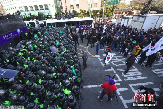 据韩联社报道，韩国宪法法院3月10日裁决朴槿惠弹劾案成立，反对弹劾的群众与警方发生冲突，2人受伤后死亡。