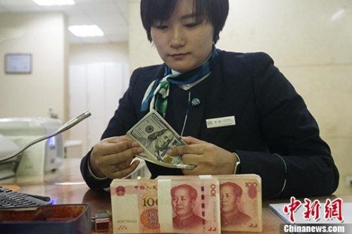 银行工作人员清点货币。 <a target='_blank' href='http://www.chinanews.com/'>中新社</a>记者 张云 摄
