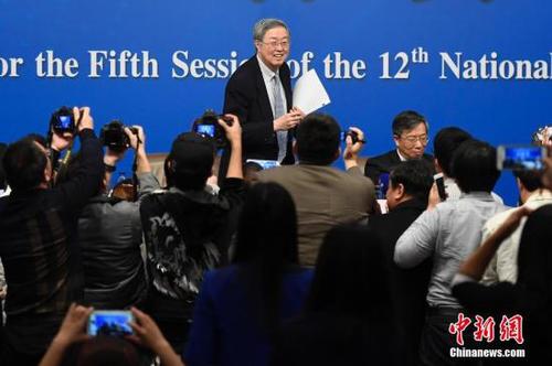 3月10日，十二届全国人大五次会议在北京梅地亚两会新闻中心举行记者会，邀请中国人民银行行长周小川、副行长易纲、副行长兼国家外汇管理局局长潘功胜、副行长范一飞就“金融改革与发展”的相关问题回答中外记者的提问。图为记者在会后追访周小川。<a target='_blank' href='http://www.chinanews.com/'>中新社</a>记者 韦亮 摄