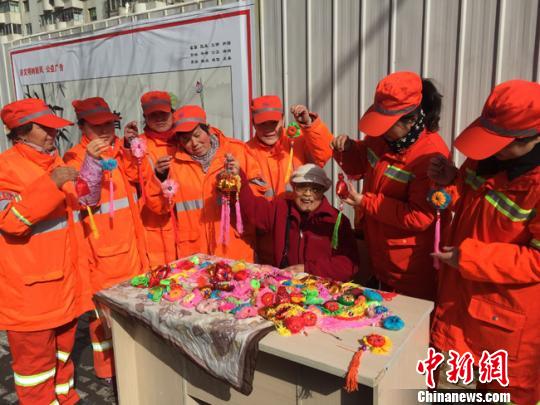 “三八”国际妇女节前夕，滕维雳将自己缝制的百余只荷包亲手送给了兰州市七里河区环卫局的环卫工，表达自己的敬意和感激。　杨娜 摄