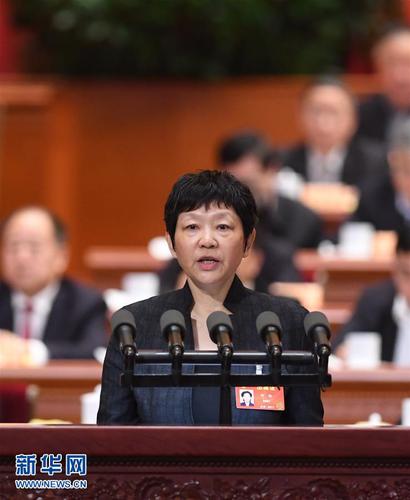 3月11日，全国政协十二届五次会议在北京人民大会堂举行第四次全体会议。这是印红委员作《力戒表面看齐 狠抓政策落地》的发言。 新华社记者张铎 摄