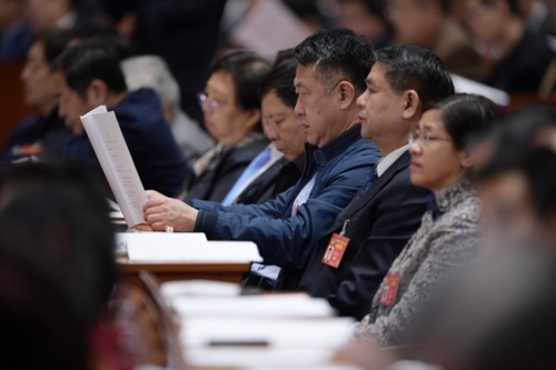 这是委员在听会。新华社记者 王建华摄