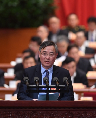 这是蔡达峰委员代表民进中央作《提高政务诚信 引导社会预期》的发言。新华社记者张铎摄