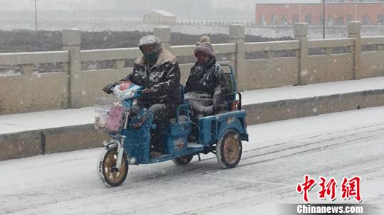 图为降雪导致路面结冰湿滑。　钟欣 摄