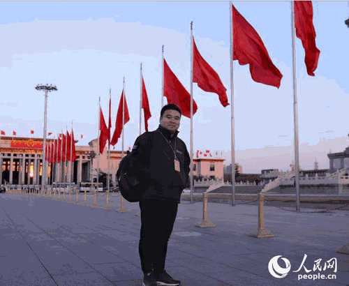 记者手记：黄昏的地平线划出幸福的喜悦