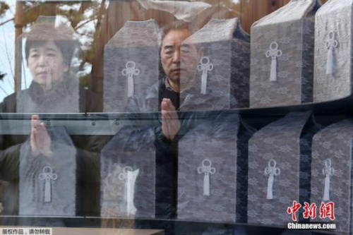 当地时间3月11日，日本民众悼念地震和海啸灾难遇难者，纪念2011年大地震六周年。图为日本民众祭奠大地震和海啸灾难遇难者。