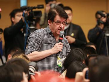 彭博新闻社记者提问“中美经贸关系”