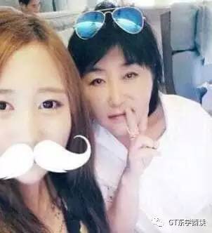 郑维罗和母亲崔顺实。