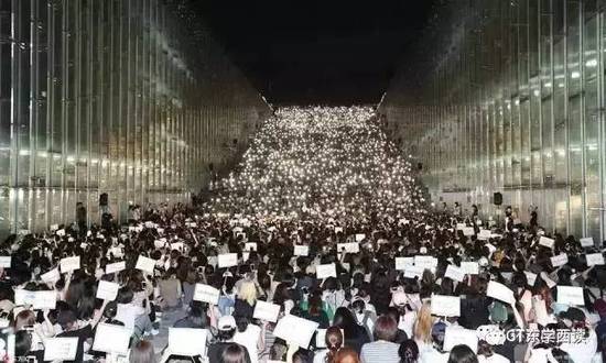 韩国学生抗议梨花女子大学招收郑维罗。