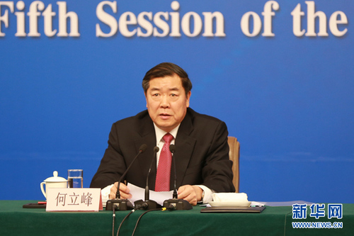 图为何立峰在发布会上回答记者提问。