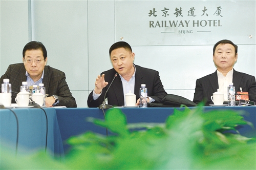 3月9日，全国政协经济界别举行小组会议，胡克勤委员