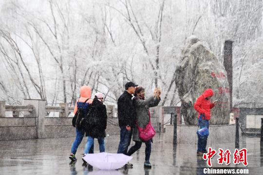 图为当地民众在黄河风情线上嬉戏玩耍。　杨艳敏 摄