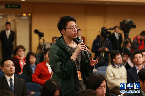 图为北京青年报记者提问。