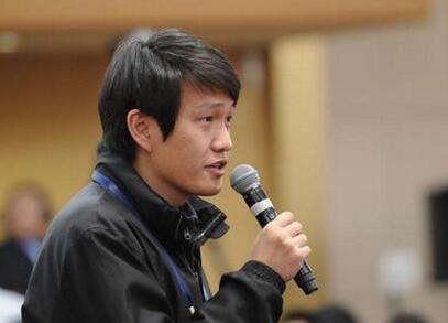 湖北日报记者提问“义务教育年限问题”