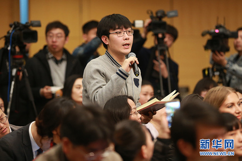 图为光明日报记者提问。