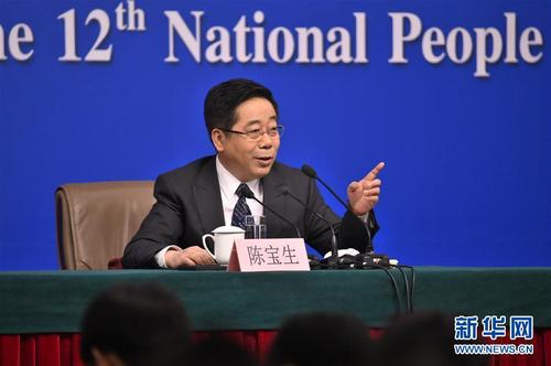 这是陈宝生回答记者提问新华社记者 薛玉斌 摄