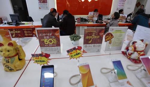 中国联通的各式套餐让人眼花迷乱。记者屠知力摄