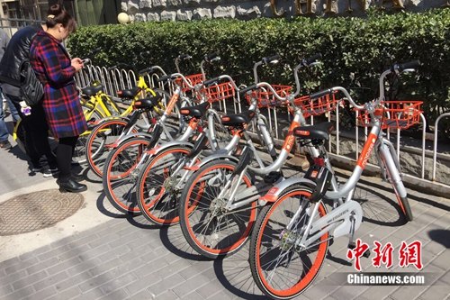 用户正在扫码解锁共享单车。<a target='_blank' href='http://www.chinanews.com/' >中新网</a> 吴涛 摄