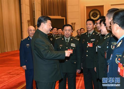 3月12日，中共中央总书记、国家主席、中央军委主席习近平出席十二届全国人大五次会议解放军代表团全体会议并发表重要讲话。这是会议结束时，习近平亲切接见来自基层部队的部分军队人大代表。新华社记者 李刚 摄