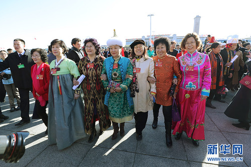 3月13日，全国政协十二届五次会议在北京人民大会堂举行闭幕会。这是全国政协委员走向人民大会堂。新华网中国政府网 翟子赫 摄2