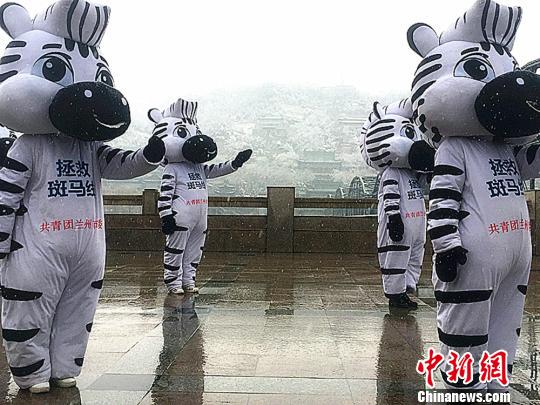 图为伴随着欢快的音乐，多名志愿者化身的“斑马卫士”做着“交通手势操”。　史静静 摄
