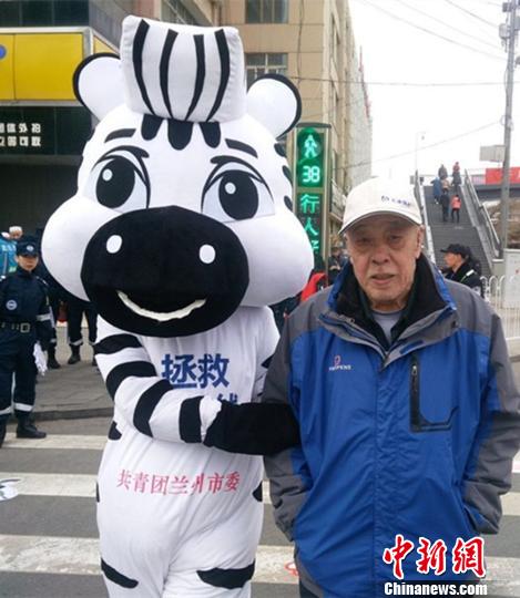 “斑马卫士”在十字路过摇晃着胖胖的身躯，搀扶老人过斑马线。　钟欣 摄