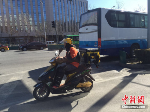 资料图：匆忙穿梭在路上的外卖小哥。<a target='_blank' href='http://www.chinanews.com/' >中新网</a>记者 刘湃 摄