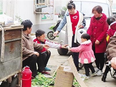 河南小学生兄妹为救母街头卖菜 闲暇时书本不离手