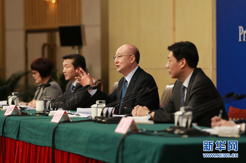 支树平回答记者提问。
