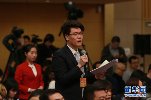 图为新华社记者提问。