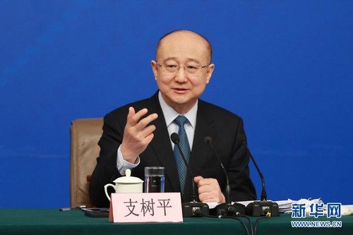 图为国家质检总局局长支树平回答记者提问。