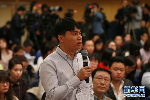 图为光明日报记者提问。