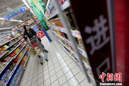 资料图：山西太原，民众在超市选购进口商品。　张云 摄