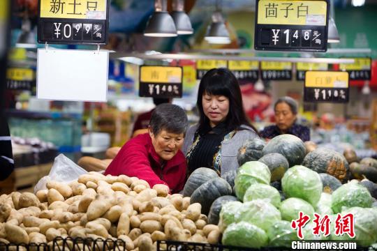 山西太原，民众在超市选购蔬菜。　张云 摄