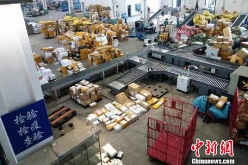 资料图： 当下，“海淘”市场已成为各路电商的主打战场，跨境邮寄物呈现爆发性增长态势，平均增幅达60%。芊烨 摄