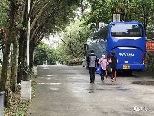 业务员全程跟陪老人。