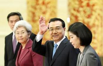 国务院总理李克强向中外记者挥手问好